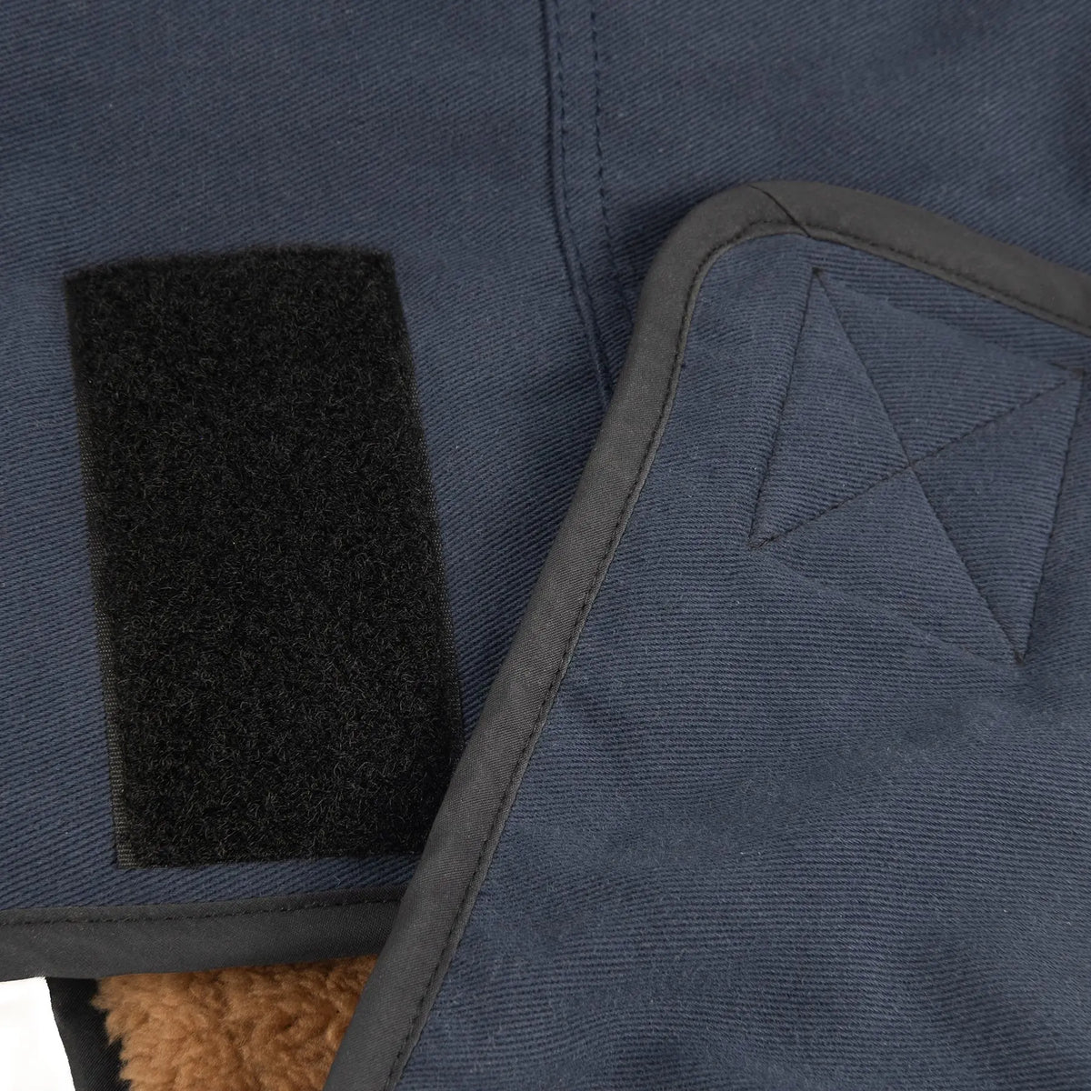Details der verstellbaren Gurte an einer Hundejacke für kaltes Wetter für körpernahen, sicheren Sitz bei aktiven Hunden.