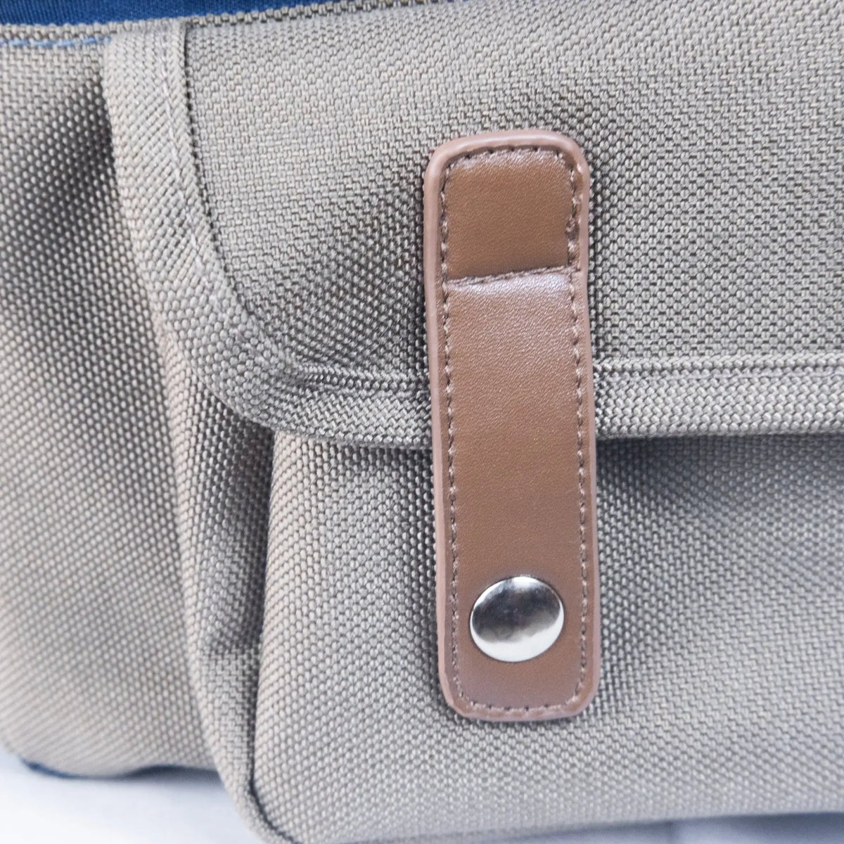Ledertasche mit Druckknopf am Hunderucksack als stilvoller Stauraum für Outdoor-Ausrüstung.