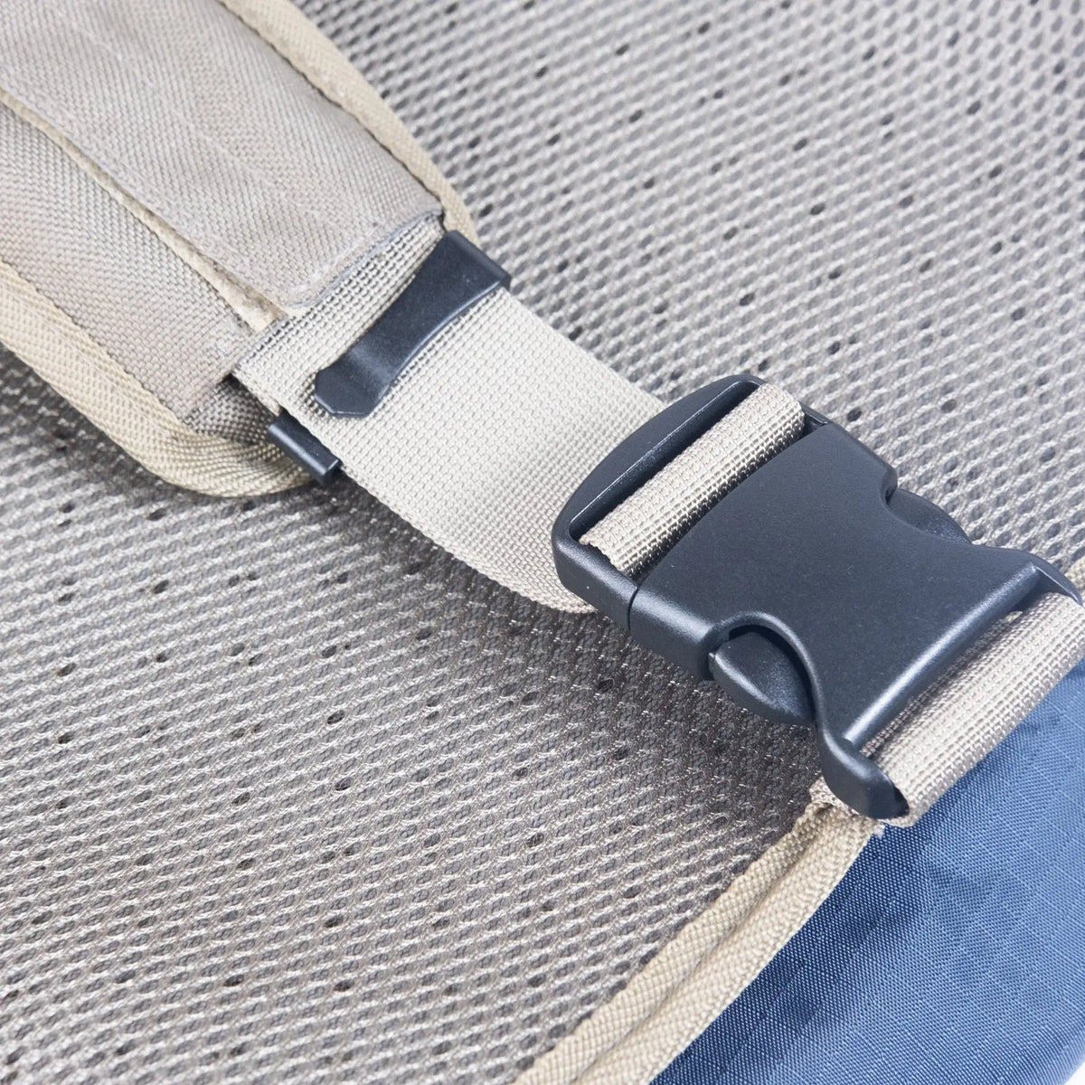 Detail der Bauchgurt-Schnalle am Abenteuer-Hunderucksack für Komfort und Sicherheit.