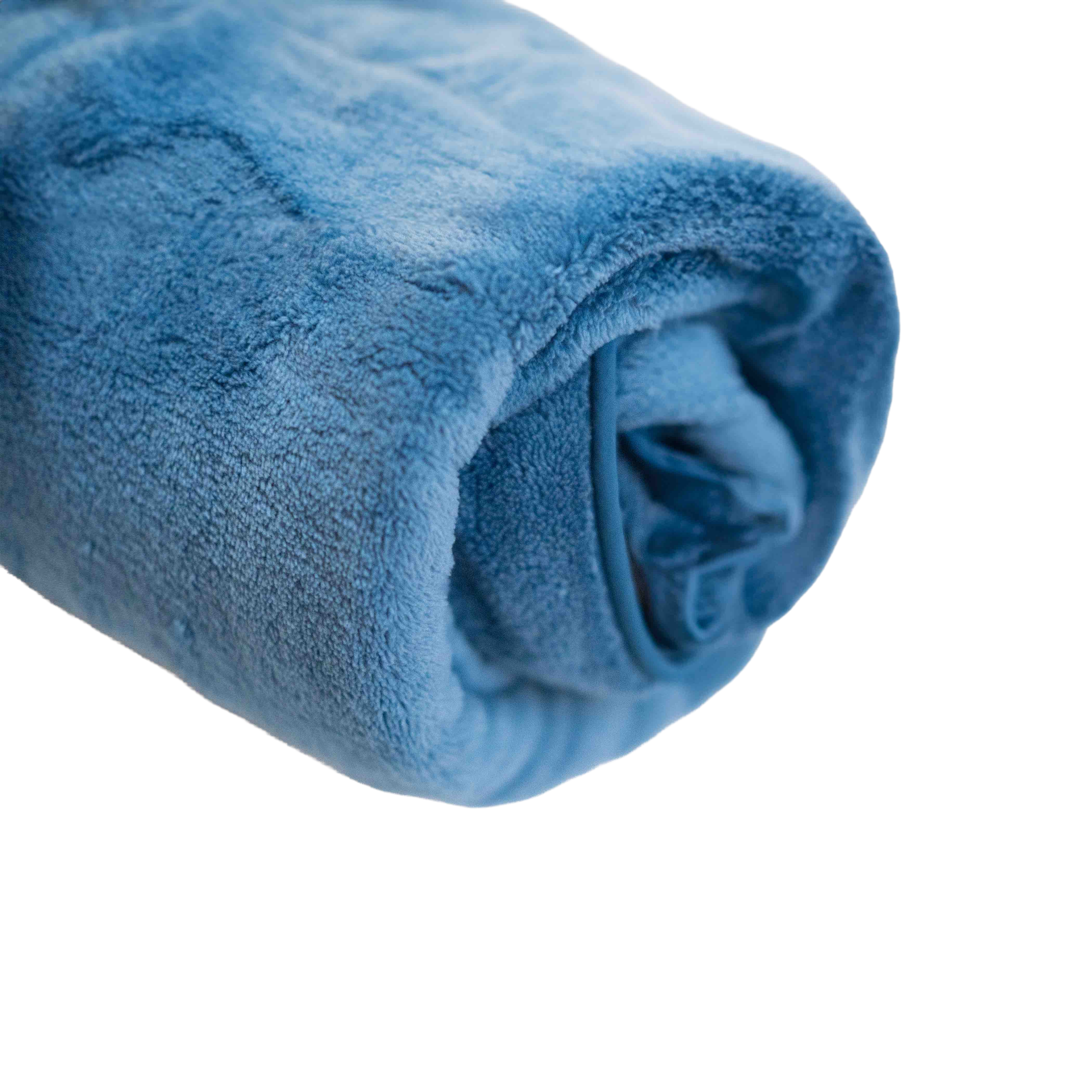 Leichter, flexibler Hunde-Fleecemantel in gerollter Position, der seine weiche, kuschelige Textur und den sicheren Sitz für aktive Hunde im Winter zeigt.