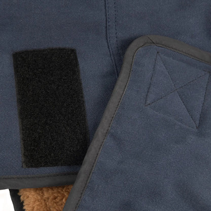 Details der verstellbaren Gurte an einer Hundejacke für kaltes Wetter für körpernahen, sicheren Sitz bei aktiven Hunden.