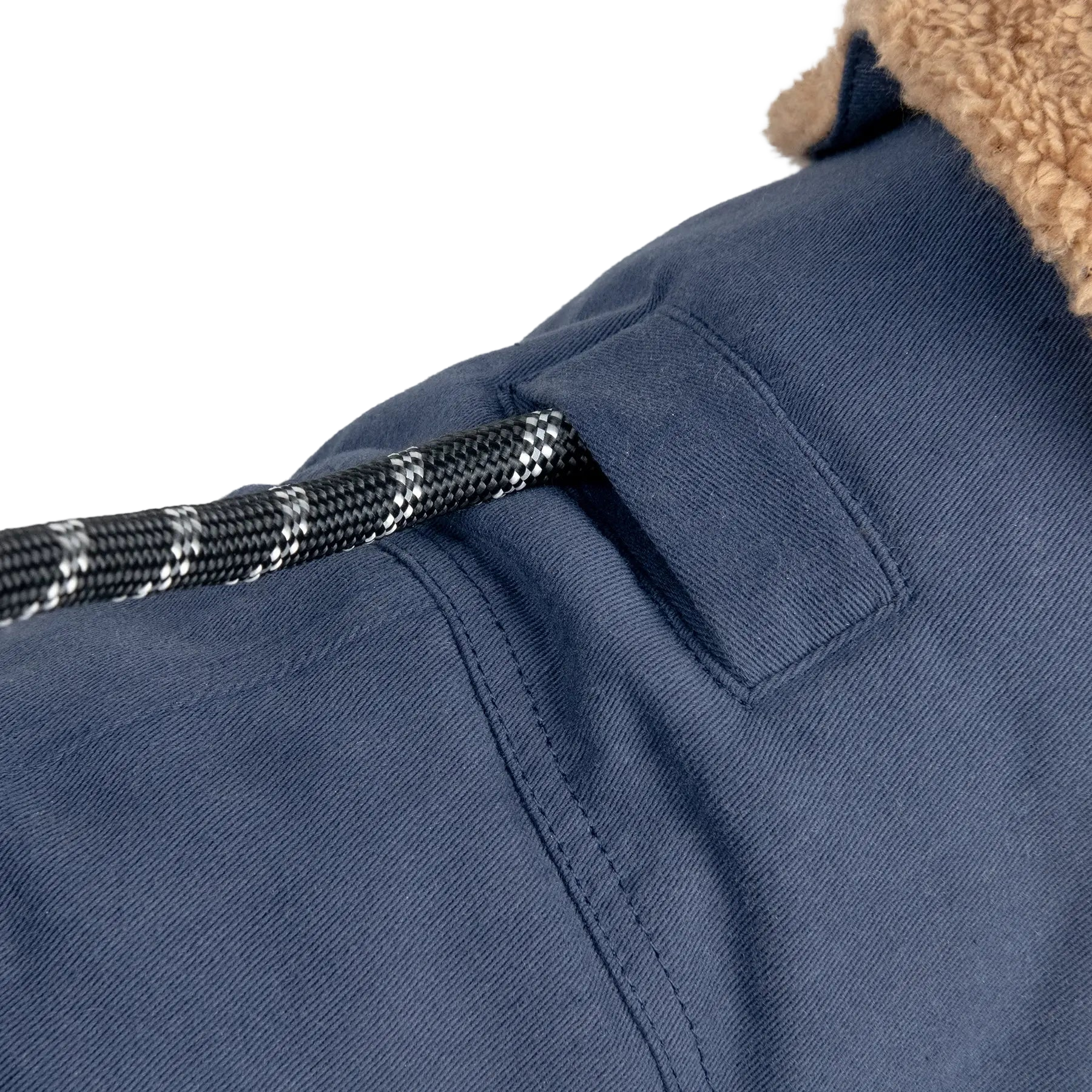 Hundewinterjacke mit Leinenöffnung am Rücken für einfache Geschirrbefestigung und Komfort bei Spaziergängen an kalten Tagen.