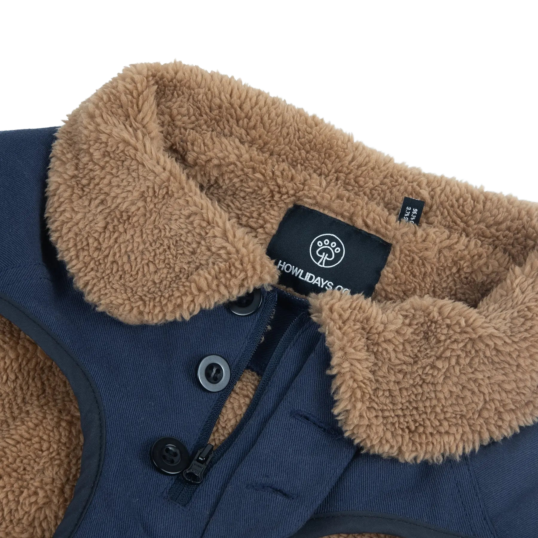Nahaufnahme einer Hundewinterjacke mit Frontreißverschluss und Knopfverschluss für einfaches Anziehen und sicheren Sitz.
